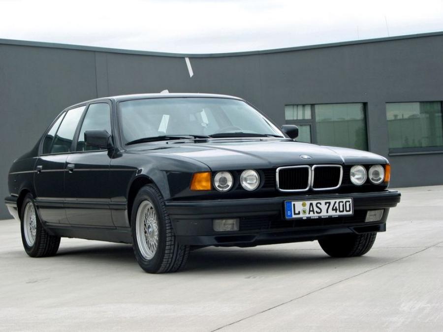  BMW 740i 1992 года  (фото 3 из 8)
